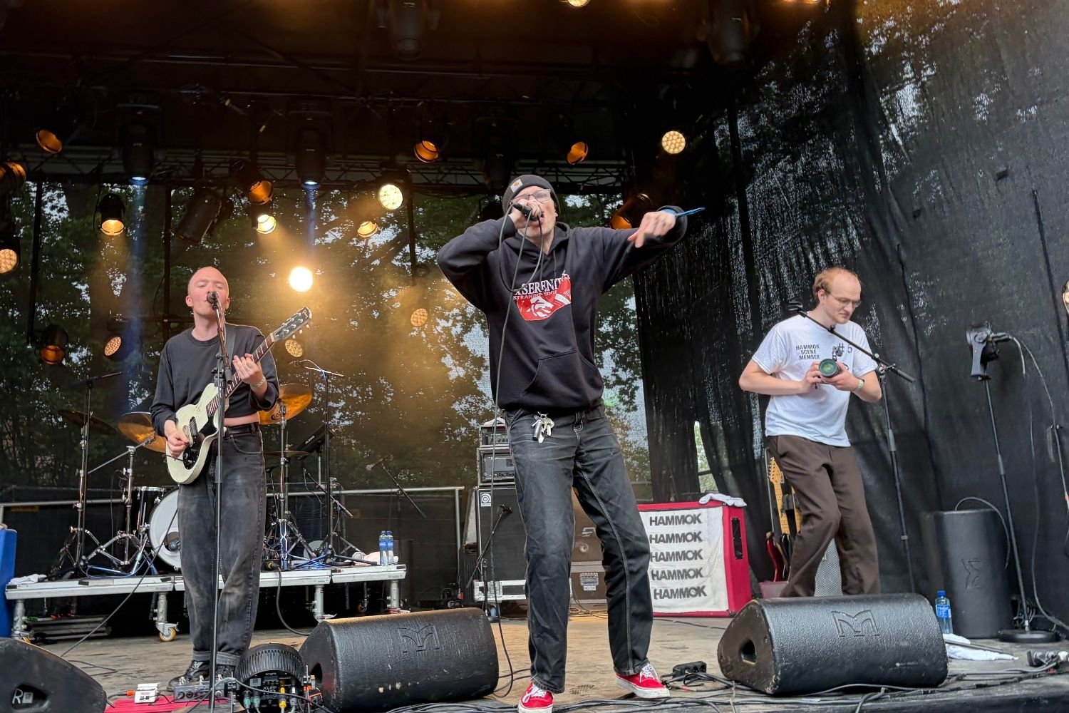 Fan blir tatt opp på scenen for å brøle med på&nbsp;«Gooning for free». Foto: Eirik Skjelvan Opheim