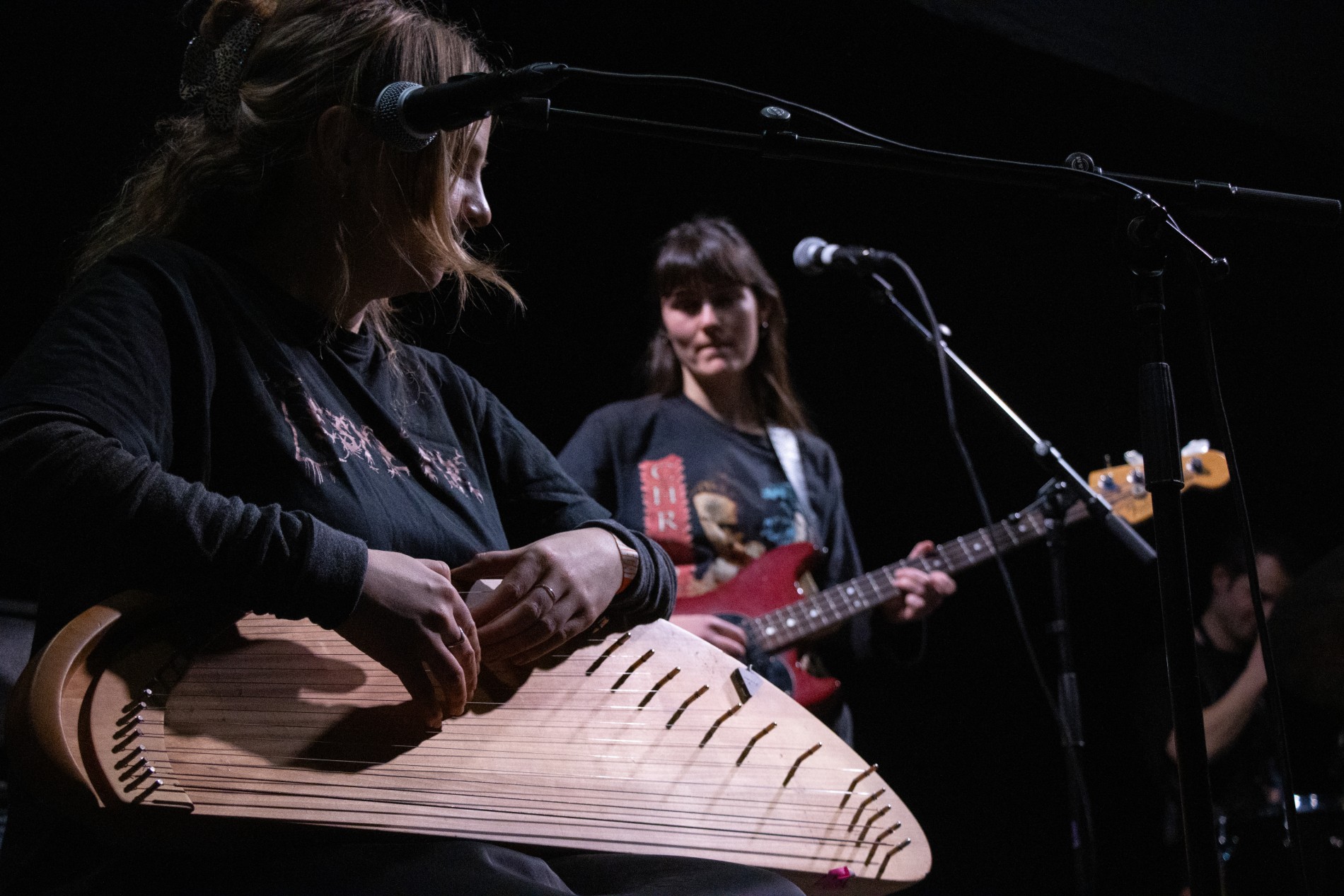 SPELLEMANSSTEMNING: Multi-instrumentalist og vokalist Levina Storåkern og bassist Hanna Skjerdal bød på ekte spellemannsstemning da Diket inntok Ulven. Foto: Ingve Aleksander Hetland.