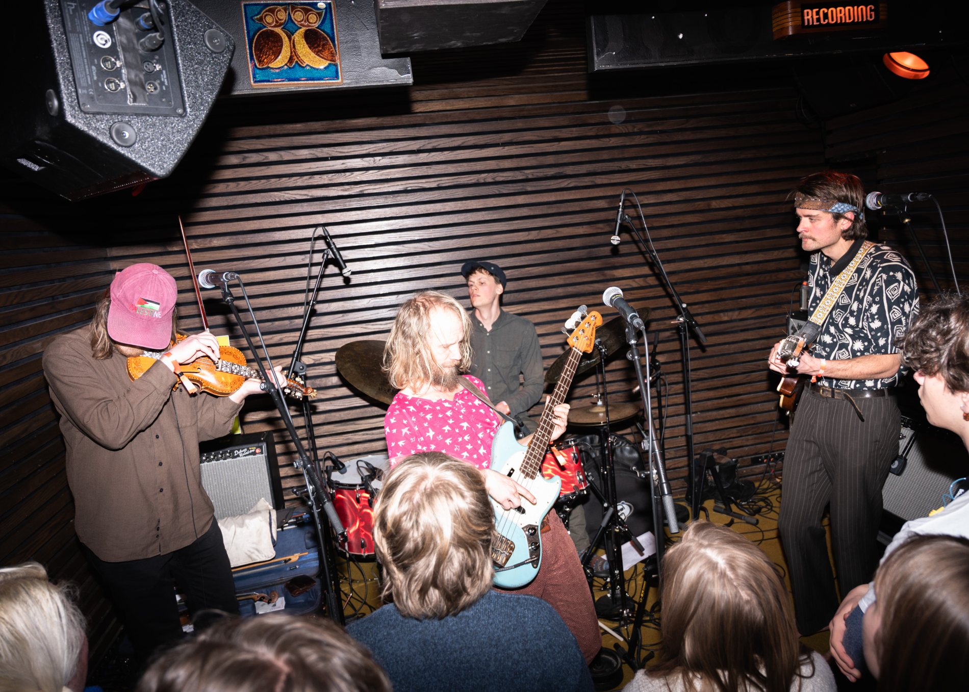 GARASJEFOLK: Felespiller og vokalist Magnus Øydvin, bassist og vokalist Mats Nystam, el-gitarist Hans Mikkel Melhus og trommis Ola Even Hogstad får det til å rykke i dansefoten på Moskus. Foto: Kajo Bjørkaa De Riz.